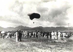 The U.S. Army stages a balloon show in 1914 that draws many spectators, including the Navy.    