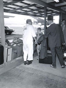 Baggage claim at Honolulu International Airport, 1950s. 