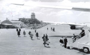 Passengers disembark at Honolulu International Airport, 1950s. 