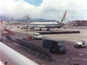 United Airlines at Honolulu International Airport, 1959. Construction of the new terminal can be seen in background. 