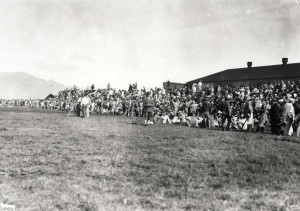 Crowds await the winner of the Dole Derby at Wheeler Field, August 16, 1927.  