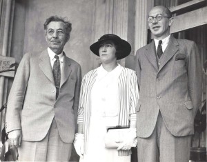Mrs. C. P. T. Ulm, the widow of the noted Australian flier who lost his life on a trans-Pacific flight visited Hawaii on May 18, 1935. Left, Governor Poindexter, right W. P. W. Turner, British consul.
