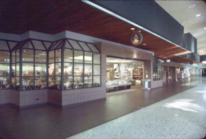 Lobby shops, Honolulu International Airport, 1989.